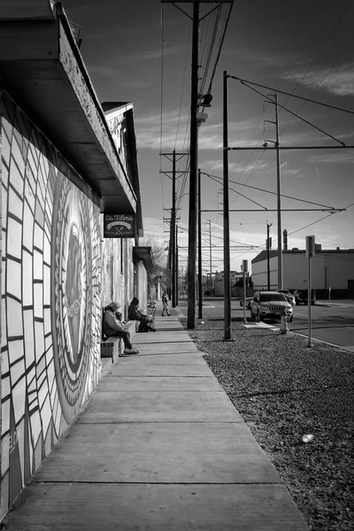 Emberek Segundo Barrio Utcáin Paso Belvárosának Közelében Ülnek Falfestmény Mellett — Stock Fotó