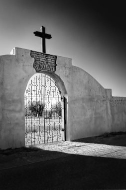 Fabens, Texas yakınlarındaki La Isla Mezarlığı 'nın kapıları El Paso' nun hemen güneydoğusunda..