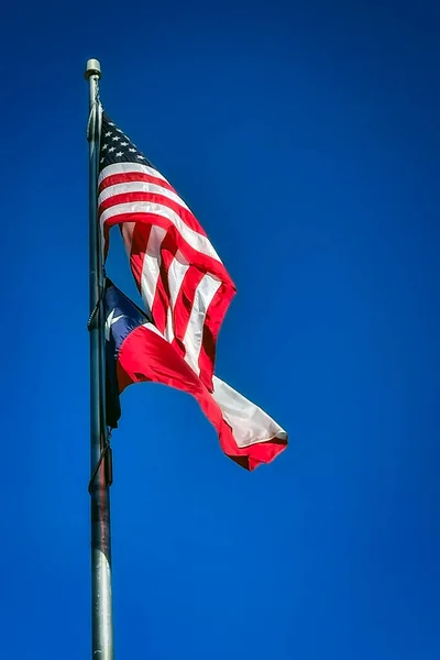 Amerikansk Flagga Och Texas Statsflagga Flyger Vinden Från Flaggstång Paso — Stockfoto