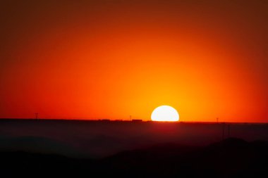 Teksas 'taki El Paso' nun Franklin Dağları 'ndaki Manzaralı Yol' dan New Mexico üzerinde şubat gün batımı.