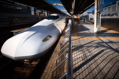 Hızlı tren Kyoto, Japonya 'daki istasyondan ayrılmaya hazır..