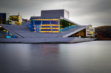 2008 'de açılan modern Oslo Opera Binası Norveç Ulusal Opera ve Balesi ve Norveç' teki Ulusal Opera Tiyatrosu 'nun evidir..