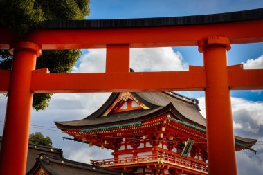 Binlerce torii kapısı ve tilki heykeliyle ünlü olan Fushimi Inari Tapınağı Japonya 'nın Kyoto kentinde yer almaktadır..