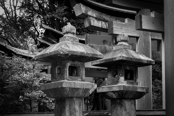 京都の鳥居や狐像で有名な伏見稲荷神社には2基の提灯が立っています — ストック写真