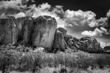 Hueco Tanklarının bir kenar görüntüsü, Amerikan yerlileri için manevi açıdan önemli olarak kabul ediliyor, şimdi El Paso 'nun kuzeydoğusunda Teksas Eyalet Parkı..