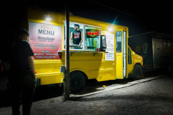 Man Väntar Sin Beställning Chubby Food Truck Som Serverar Lokala — Stockfoto