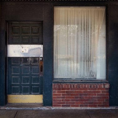 San Antonio, Teksas yakınlarındaki eski bir ofisin kapısı ve penceresi..