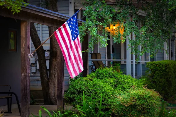 San Antonio, Teksas 'ta Kral William Tarihi Bölgesi' nde bir Amerikan bayrağı sallanıyor..