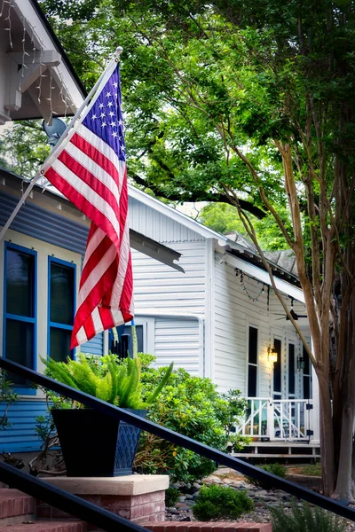 Una Bandera Americana Cuelga Vecindario Del Distrito Histórico Rey William —  Fotos de Stock