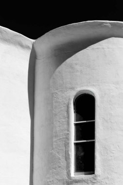 Güneş, San Elizario Misyonu 'nun San Elizario, Teksas' taki El Paso Misyon Yolu 'nun bir parçası olan yuvarlak mimarisine gölge düşürüyor..