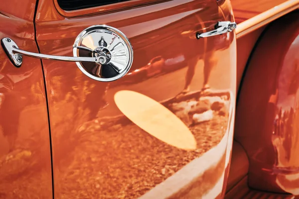 Een Verchroomde Spiegel Reflecteert Een Pick Truck Uit 1953 Bij — Stockfoto