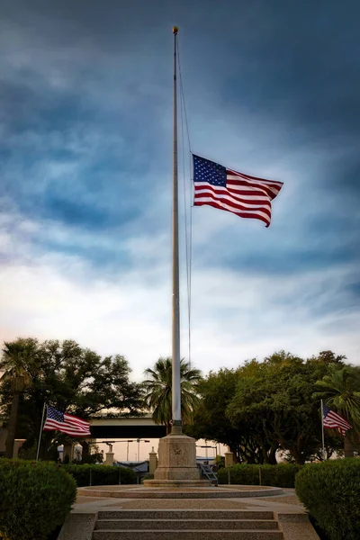 Uma Bandeira Hasteada Meio Mastro Noite Anterior Memorial Day Num — Fotografia de Stock