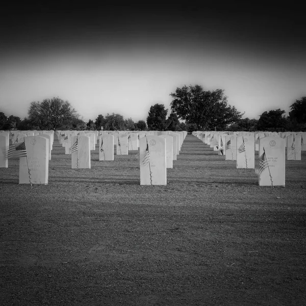 Una Noche Ventosa Noche Antes Del Día Los Caídos Cementerio —  Fotos de Stock