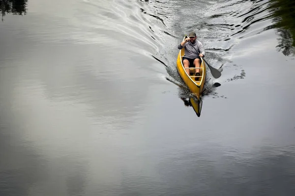 Ένας Αγνώστων Στοιχείων Άνθρωπος Κουπιά Κίτρινο Κανό Του Στον Ποταμό — Φωτογραφία Αρχείου
