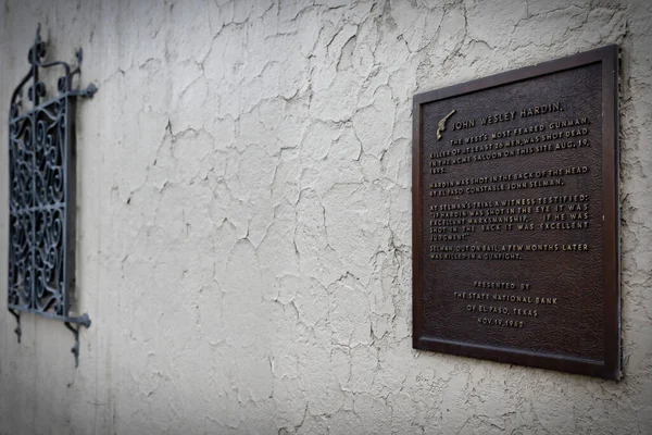 Acme Salonu, El Paso, Teksas 'taki 274 Doğu San Antonio Bulvarı' nda bulunuyordu. Eski batının en ünlü silahşörü John Wesley Hardin 1895 'te burada öldü..
