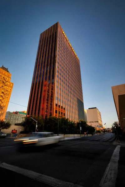 Reggel Felkel Nap Wells Fargo Plaza Épületén Amint Egy Autó — Stock Fotó