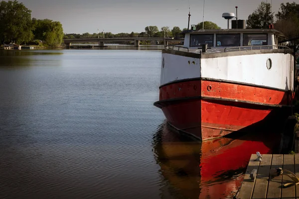 Sun Warms Side Fishing Trawler Moored River Two Rivers Wisconsin — Stockfoto