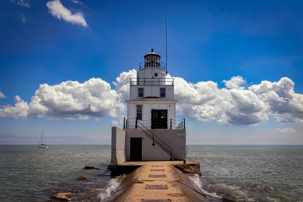 North Pier Lighthouse Built 1918 Sailboat Exiting Harbor Manitowoc Wisconsin — Stock Photo, Image