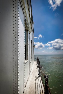Manitowoc, Wisconsin 'deki Michigan Gölü liman girişine bakan kuzey rıhtımındaki deniz fenerinin yanında..