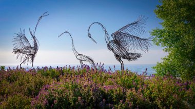 Heykeltıraş Jim Dehne 'nin Dansçı Kum Tepesi Turnaları. Arka planda Michigan Gölü var. Two Rivers, Wisconsin yakınlarındaki Mariners Trail' de..