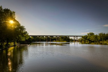 Manitowoc, Wisconsin 'deki eski demiryolu köprüsü, resmi adıyla Manitowoc High Trestle, Manitowoc Nehri' ni geçer ve 1906 yılında inşa edilir..