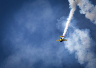 Mike Goulian, hava gösterisi efsanesi ve şampiyonu, San Diego, California yakınlarındaki 20222 Miramar Airshow 'da uçuyor..