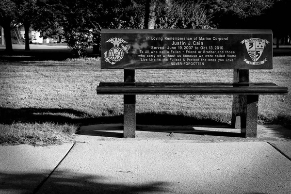 マニトウォック郡退役軍人記念公園の海兵隊法人ジャスティン ケイン専用の記念ベンチ コーポラル ケインは2010年にアフガニスタンで殺害され Iedに勤務した — ストック写真