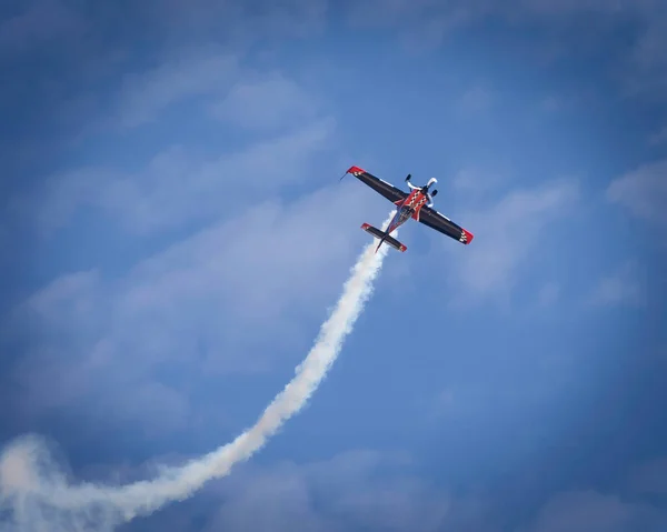 伝説のロブ ホランドは 煙を上げて カリフォルニア州サンディエゴの2022 Miramar Airshowでパフォーマンスします — ストック写真