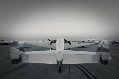 1939 model Lockheed 12A Electra Junior ile sabahın erken saatlerinde San Diego, Kaliforniya 'daki 2022 Miramar Airshow' da..
