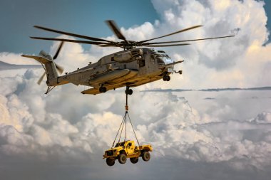 Bir H-53 Deniz Aygırı, San Diego, Kaliforniya 'daki 2022 Miramar Hava Gösterisi' ndeki Deniz Hava-Yer Görev Gücü 'ne (MAGTF) bir araç getiriyor..