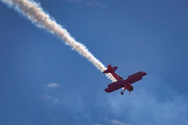 Vicky Benzing, 1940 Stearman çift kanatlı uçağıyla San Diego, Kaliforniya 'daki 2022 Miramar Hava Gösterisinde.