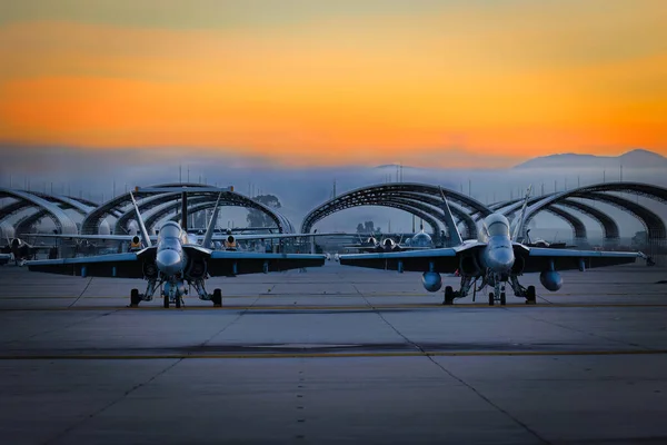 Twee Marine Corps Hornets Zitten Bij Zonsopgang Het Asfalt Voor — Stockfoto