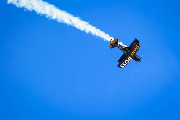 ベテラン航空ショーパイロット ジョン メルビーは 彼の飛行機で反転し カリフォルニア州サンディエゴの2022ミラマー航空ショーで実行されます — ストック写真