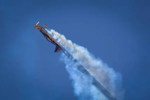 Red Bull Air Forceを搭載したスタントパイロットは カリフォルニア州サンディエゴの2022 Miramar航空ショーで煙を上げて太陽に飛び込む — ストック写真