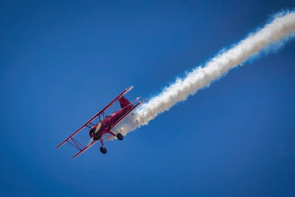 ベテラン航空ショーパイロットヴィッキー ベンジングは 上の煙で 地球に向かって飛び込む カリフォルニア州サンディエゴの2022ミラマー航空ショーで彼女の1940スターマンの二機で — ストック写真