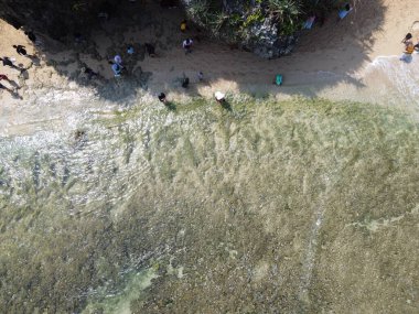 Baron Kukup Sepanjang Plajı 'nın panoramik güzelliği Gunung Kidul Regency, Yogyakarta Özel Bölgesi