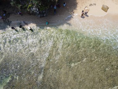 Baron Kukup Sepanjang Plajı 'nın panoramik güzelliği Gunung Kidul Regency, Yogyakarta Özel Bölgesi