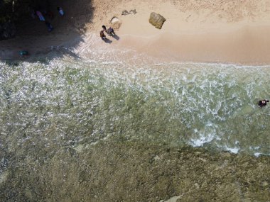 Baron Kukup Sepanjang Plajı 'nın panoramik güzelliği Gunung Kidul Regency, Yogyakarta Özel Bölgesi