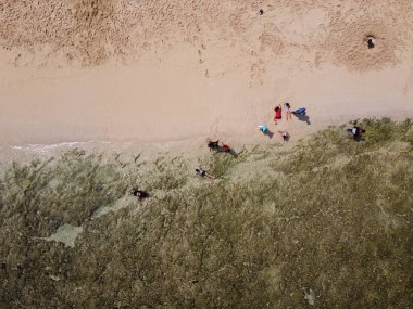 Baron Kukup Sepanjang Plajı 'nın panoramik güzelliği Gunung Kidul Regency, Yogyakarta Özel Bölgesi