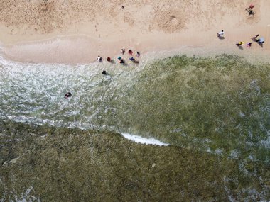 Baron Kukup Sepanjang Plajı 'nın panoramik güzelliği Gunung Kidul Regency, Yogyakarta Özel Bölgesi