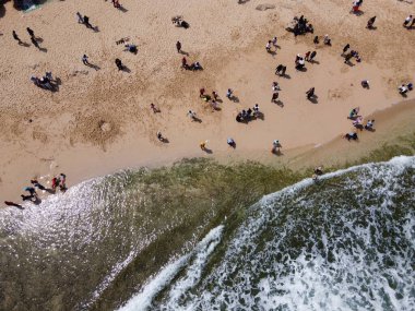 Baron Kukup Sepanjang Plajı 'nın panoramik güzelliği Gunung Kidul Regency, Yogyakarta Özel Bölgesi