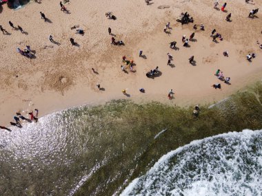 Baron Kukup Sepanjang Plajı 'nın panoramik güzelliği Gunung Kidul Regency, Yogyakarta Özel Bölgesi