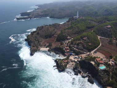 Baron Kukup Sepanjang Plajı 'nın panoramik güzelliği Gunung Kidul Regency, Yogyakarta Özel Bölgesi