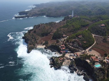 Baron Kukup Sepanjang Plajı 'nın panoramik güzelliği Gunung Kidul Regency, Yogyakarta Özel Bölgesi