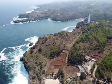 Baron Kukup Sepanjang Plajı 'nın panoramik güzelliği Gunung Kidul Regency, Yogyakarta Özel Bölgesi