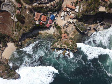 Baron Kukup Sepanjang Plajı 'nın panoramik güzelliği Gunung Kidul Regency, Yogyakarta Özel Bölgesi