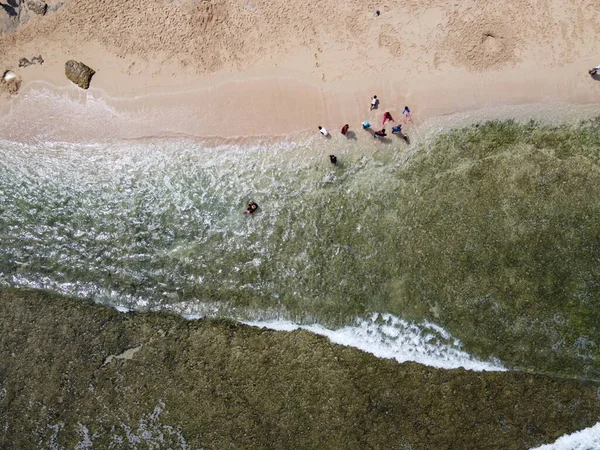 Baron Kukup Sepanjang Plajı 'nın panoramik güzelliği Gunung Kidul Regency, Yogyakarta Özel Bölgesi