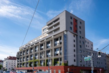 Viyana Avusturya 18 Temmuz 2022: Isı üretimini - mikroiklim ve iklim değişikliğini azaltmak için Viyana 'daki bir yerleşim binasının cephesi