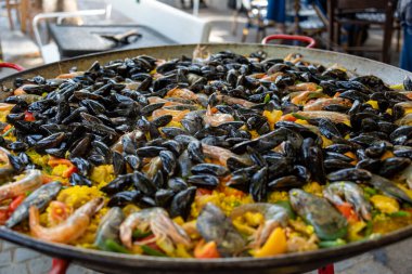 Geleneksel İspanyol paella, pilav, midye, karides ve büyük bir açık hava tavası. Yukarıdaki eğimli düz katmandan görüntüle