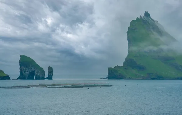 Mystieke Mistige Lansdcapes Langs Kust Van Vagar Island Faeröer Rotsachtige — Stockfoto